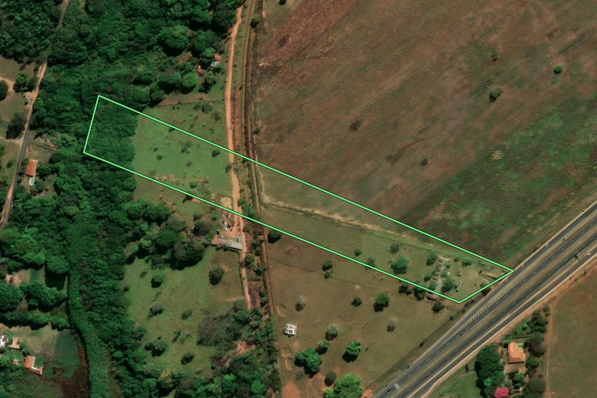 Imagem de satélite do imóvel rural em Bauru (SP), com o contorno declarado no CAR desenhado por cima.