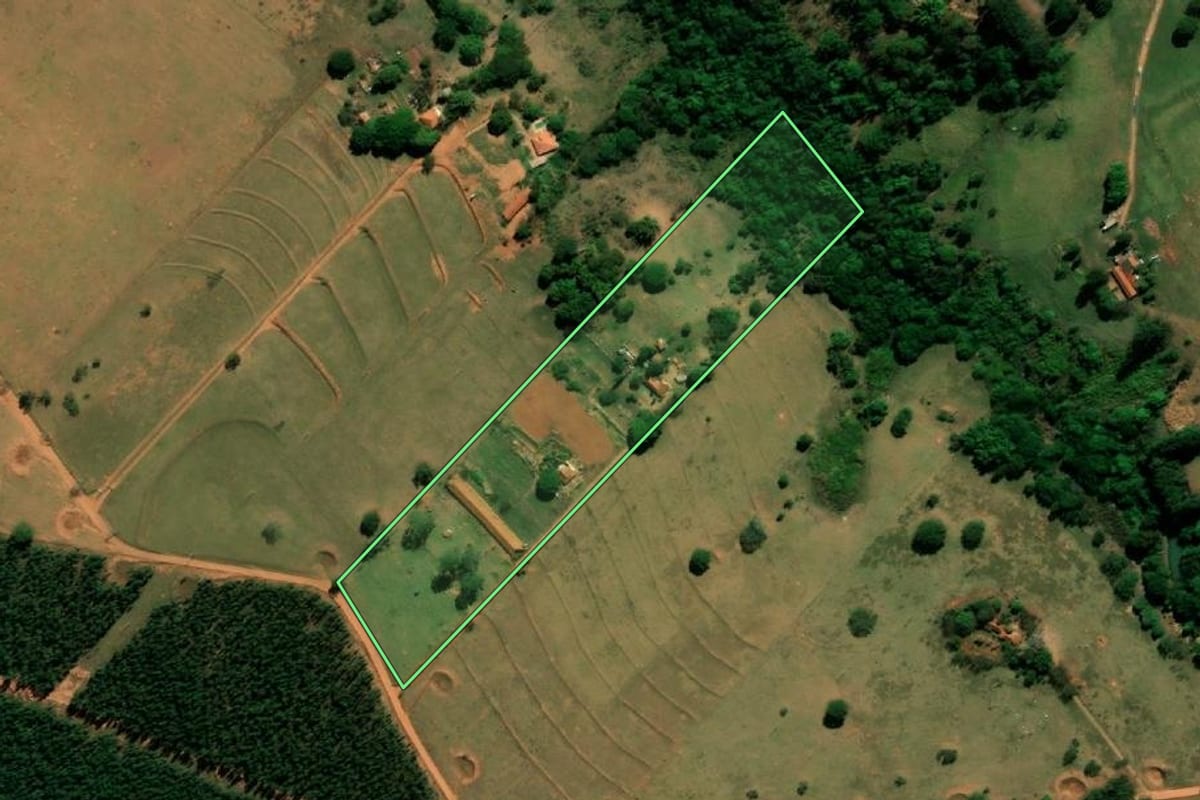 Imagem de satélite do imóvel rural em Bauru (SP), com o contorno declarado no CAR desenhado por cima.