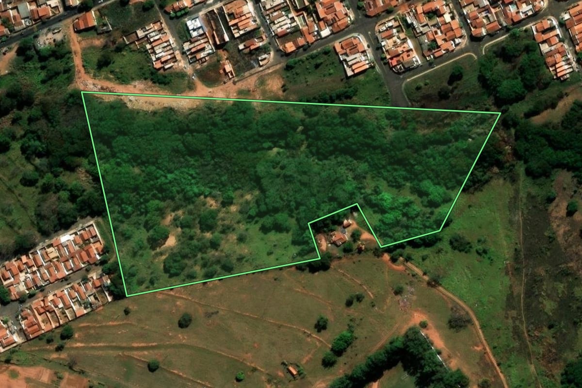 Imagem de satélite do imóvel rural em Bauru (SP), com o contorno declarado no CAR desenhado por cima.