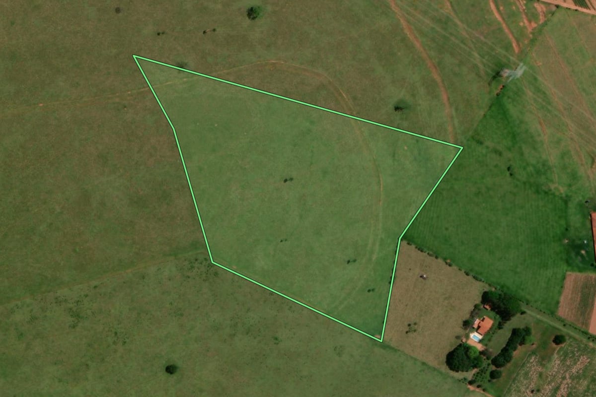 Imagem de satélite do imóvel rural em Bauru (SP), com o contorno declarado no CAR desenhado por cima.