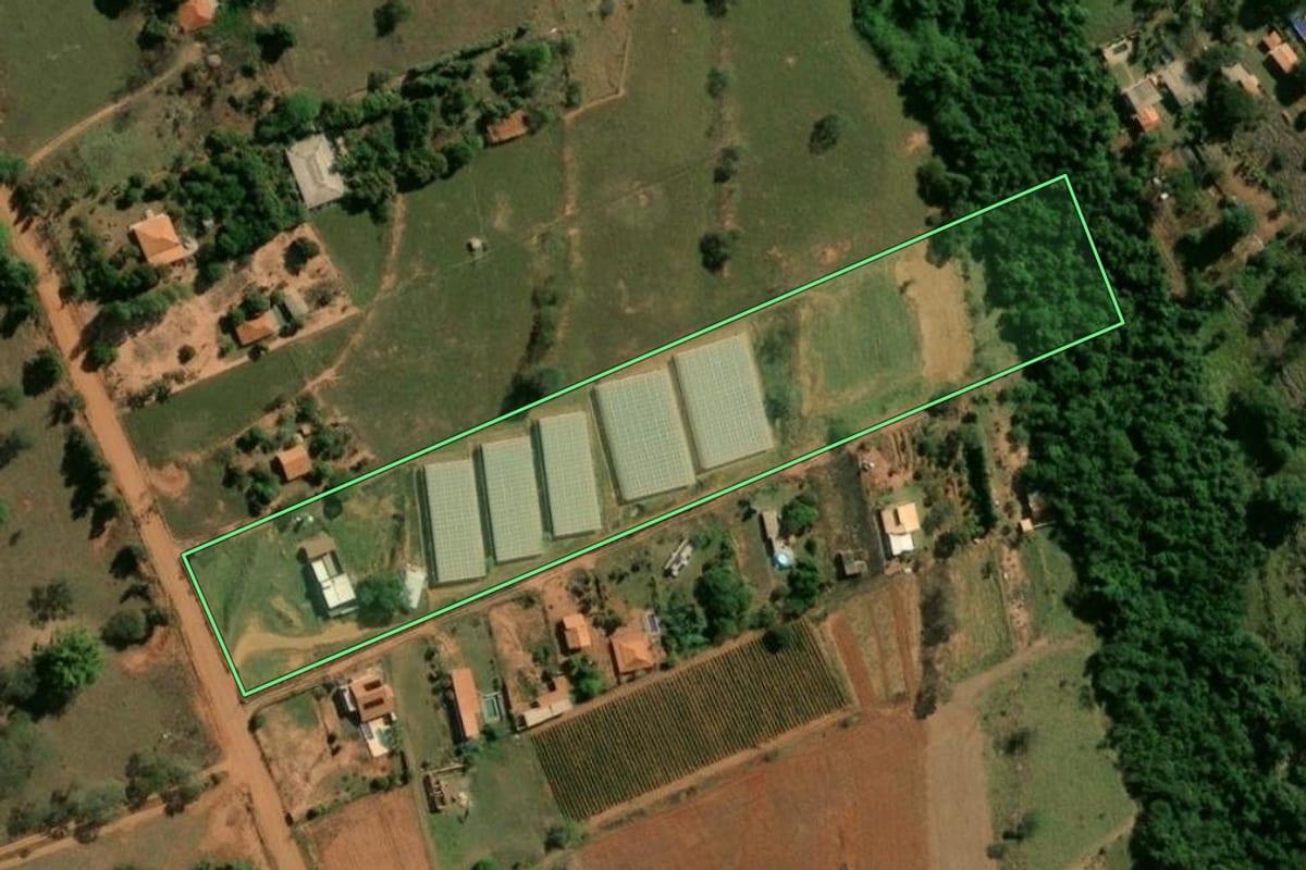 Imagem de satélite do imóvel rural em Bauru (SP), com o contorno declarado no CAR desenhado por cima.