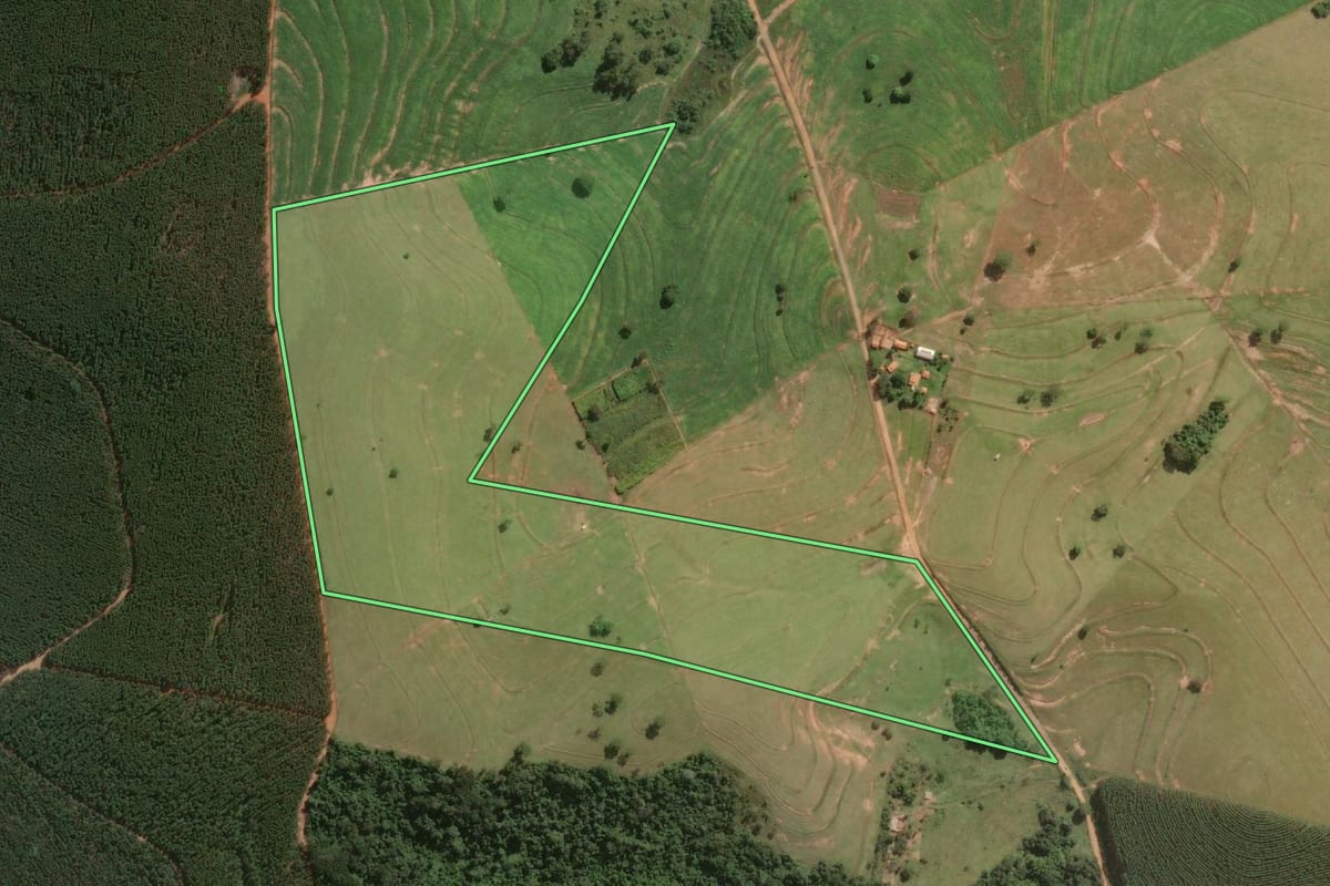 Imagem de satélite do imóvel rural em Bauru (SP), com o contorno declarado no CAR desenhado por cima.