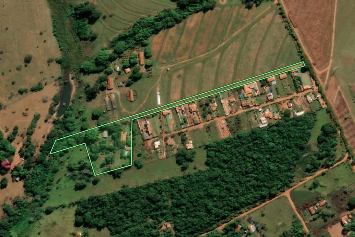 Imagem de satélite do imóvel rural em Bauru (SP), com o contorno declarado no CAR desenhado por cima.