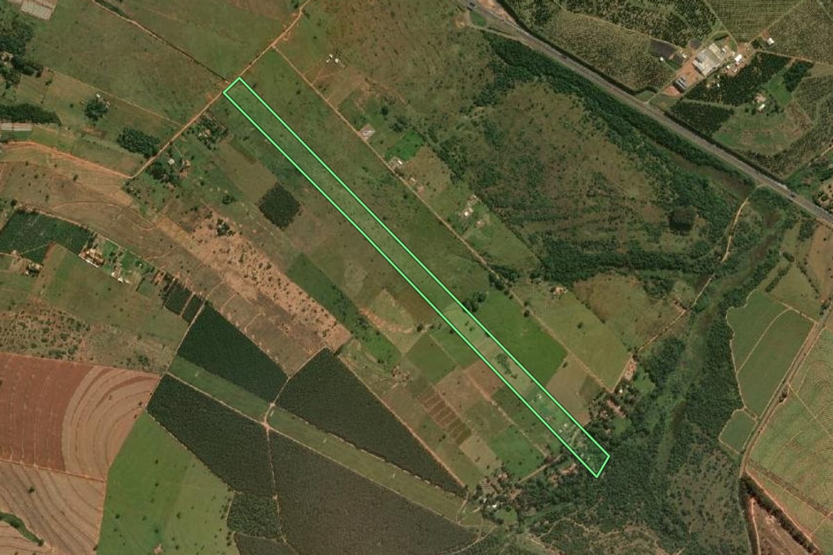 Imagem de satélite do imóvel rural em Bauru (SP), com o contorno declarado no CAR desenhado por cima.