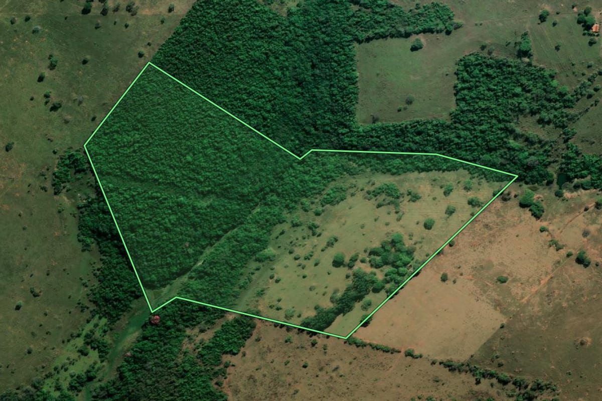 Imagem de satélite do imóvel rural em Bauru (SP), com o contorno declarado no CAR desenhado por cima.