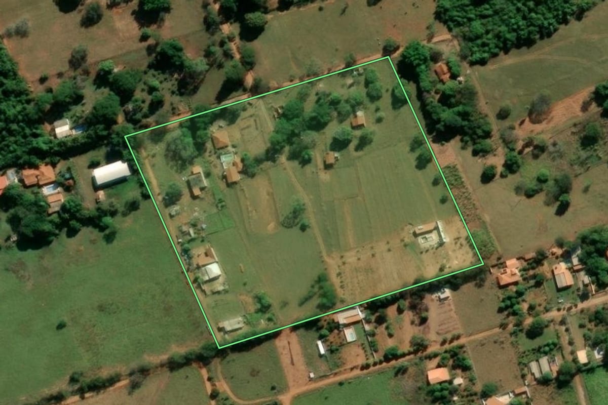 Imagem de satélite do imóvel rural em Bauru (SP), com o contorno declarado no CAR desenhado por cima.