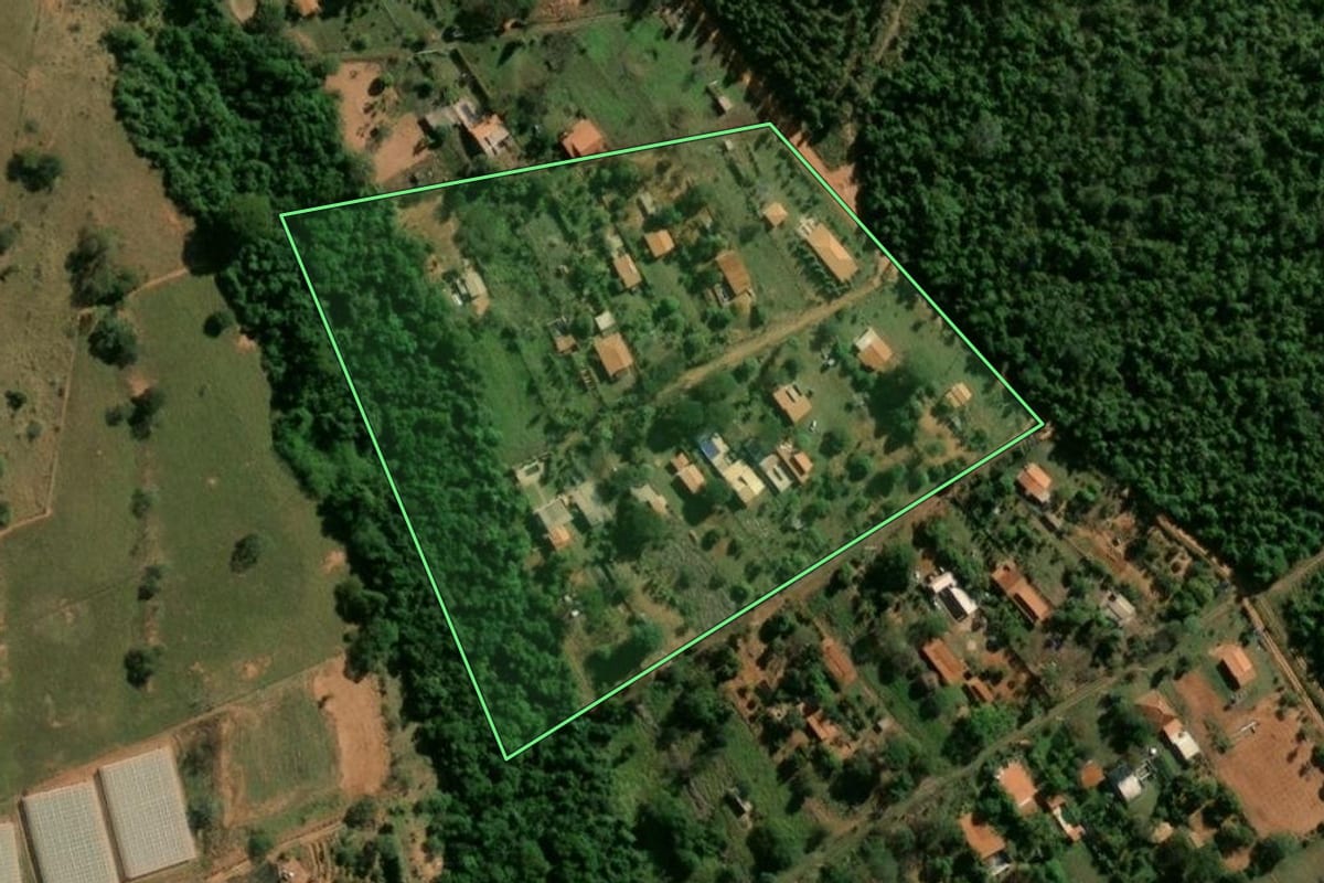 Imagem de satélite do imóvel rural em Bauru (SP), com o contorno declarado no CAR desenhado por cima.
