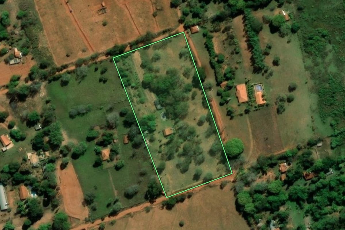 Imagem de satélite do imóvel rural em Bauru (SP), com o contorno declarado no CAR desenhado por cima.