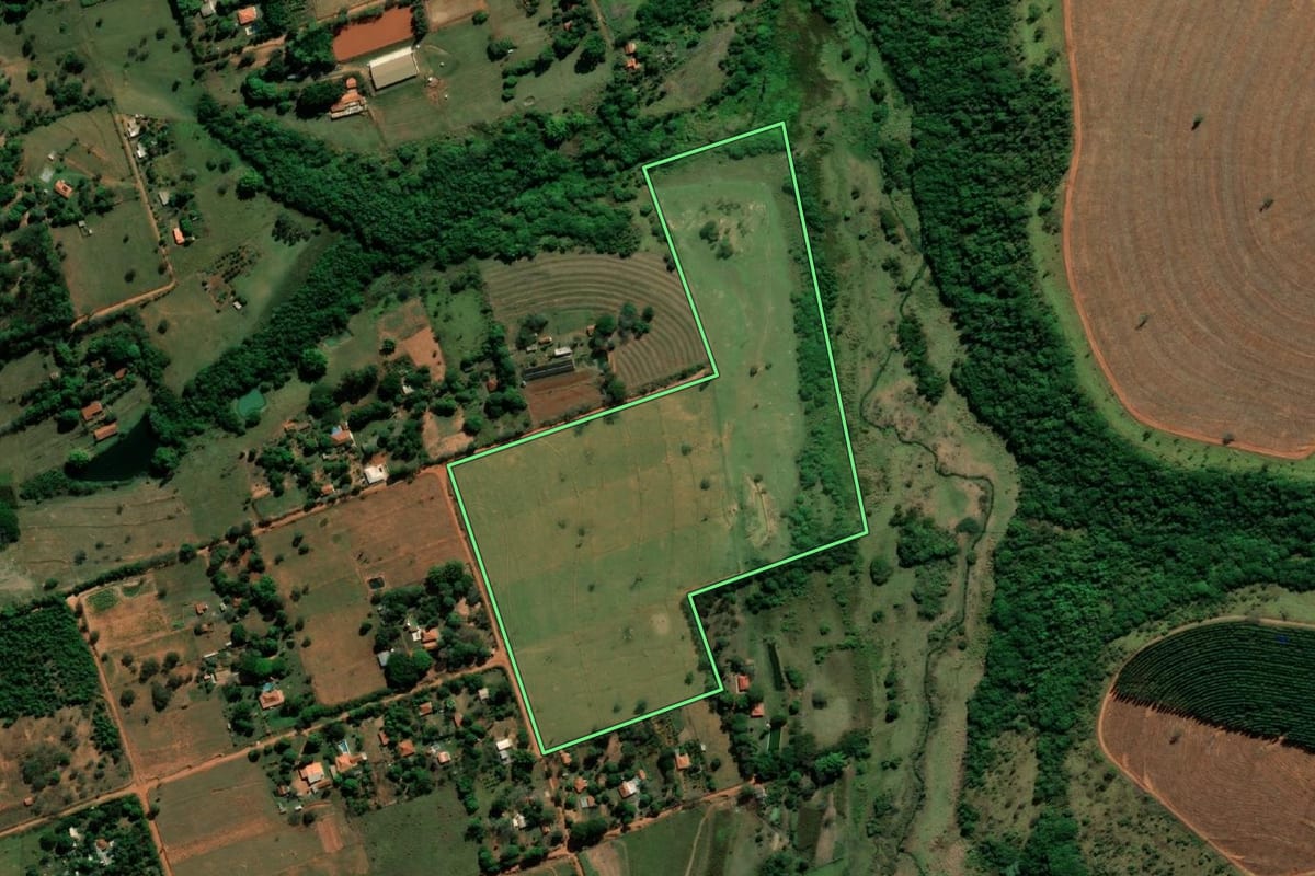 Imagem de satélite do imóvel rural em Bauru (SP), com o contorno declarado no CAR desenhado por cima.