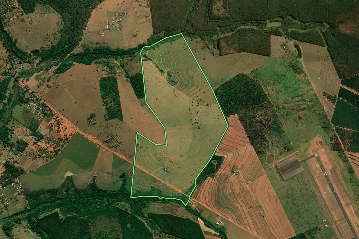 Imagem de satélite do imóvel rural em Bauru (SP), com o contorno declarado no CAR desenhado por cima.