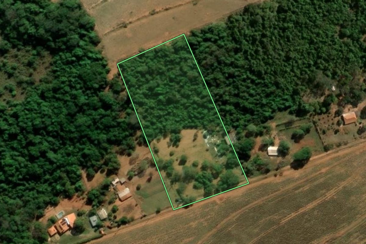 Imagem de satélite do imóvel rural em Bauru (SP), com o contorno declarado no CAR desenhado por cima.