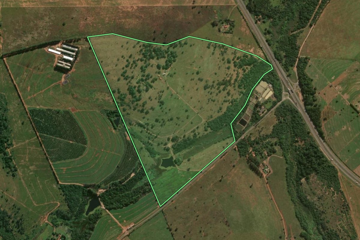 Imagem de satélite do imóvel rural em Bauru (SP), com o contorno declarado no CAR desenhado por cima.
