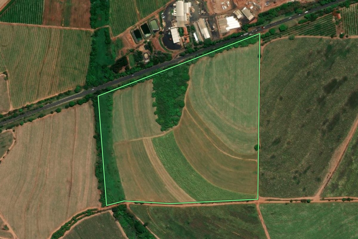 Imagem de satélite do imóvel rural em Bebedouro (SP), com o contorno declarado no CAR desenhado por cima.