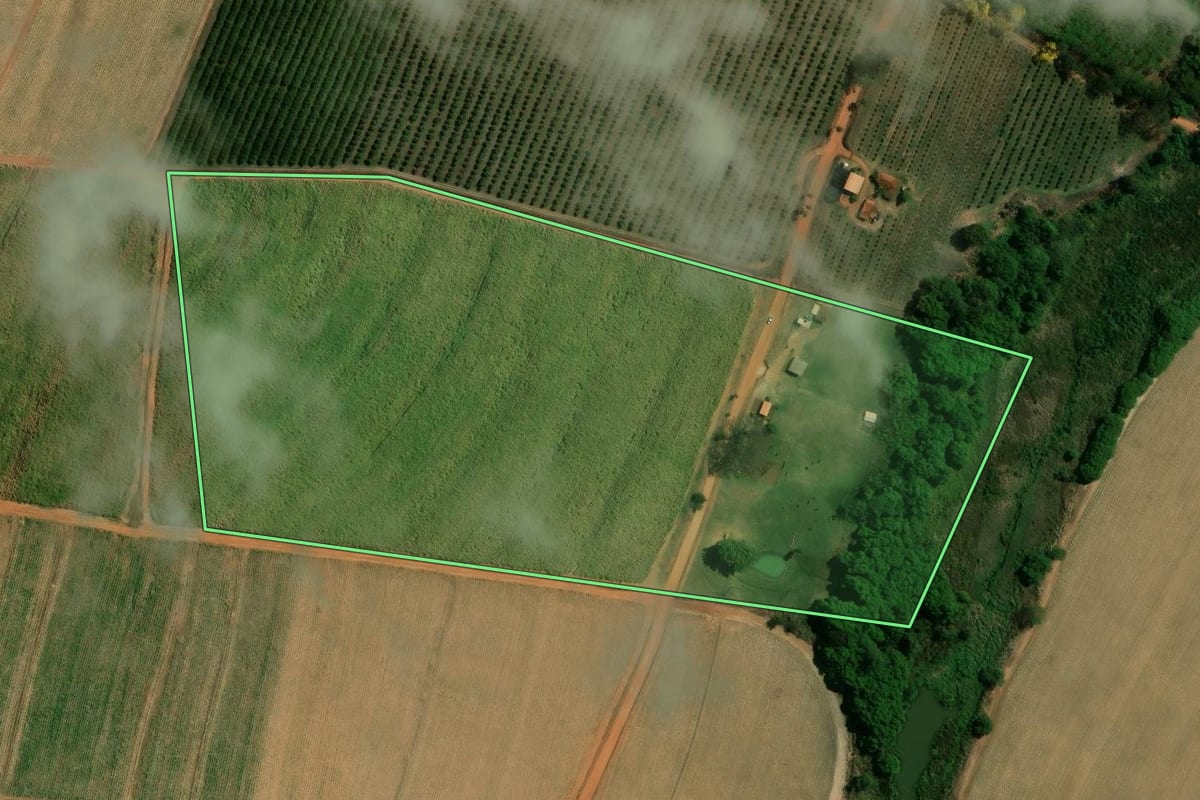 Imagem de satélite do imóvel rural em Bebedouro (SP), com o contorno declarado no CAR desenhado por cima.