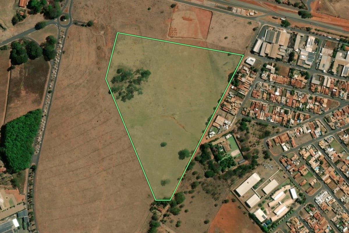 Imagem de satélite do imóvel rural em Bebedouro (SP), com o contorno declarado no CAR desenhado por cima.