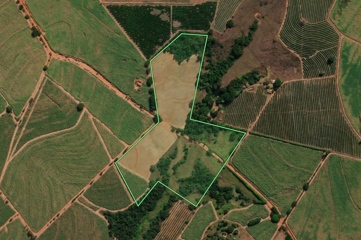Imagem de satélite do imóvel rural em Bebedouro (SP), com o contorno declarado no CAR desenhado por cima.