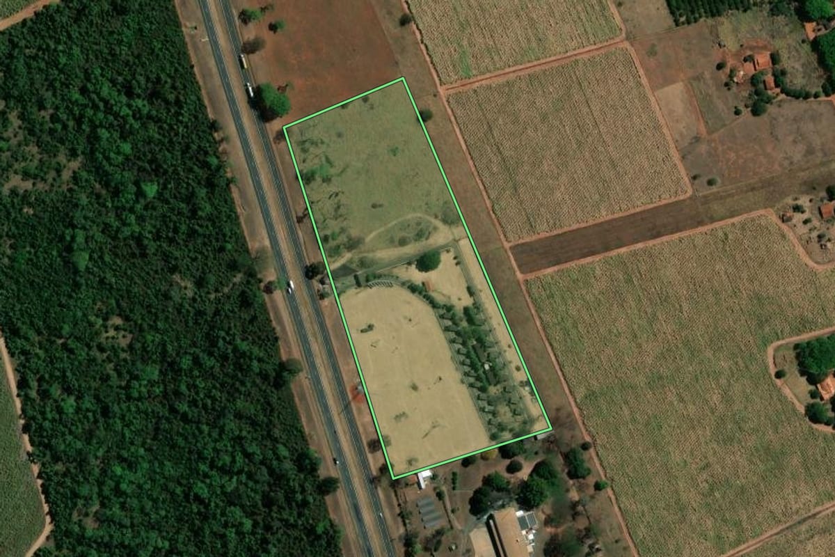 Imagem de satélite do imóvel rural em Bebedouro (SP), com o contorno declarado no CAR desenhado por cima.