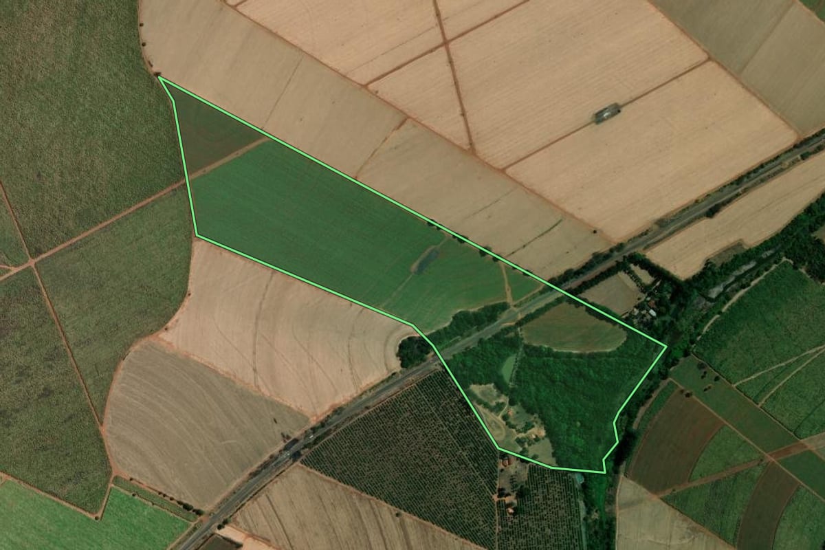 Imagem de satélite do imóvel rural em Bebedouro (SP), com o contorno declarado no CAR desenhado por cima.