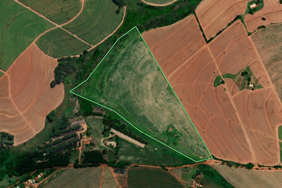 Imagem de satélite do imóvel rural em Bebedouro (SP), com o contorno declarado no CAR desenhado por cima.