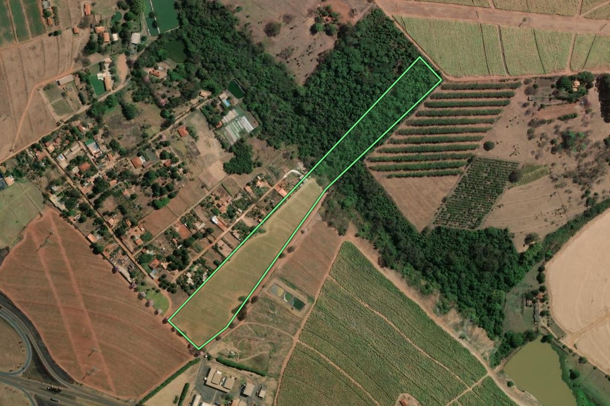 Imagem de satélite do imóvel rural em Bebedouro (SP), com o contorno declarado no CAR desenhado por cima.