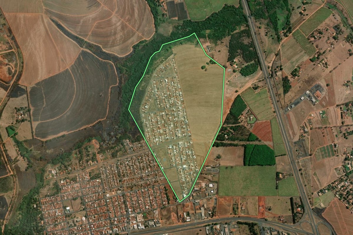 Imagem de satélite do imóvel rural em Bebedouro (SP), com o contorno declarado no CAR desenhado por cima.