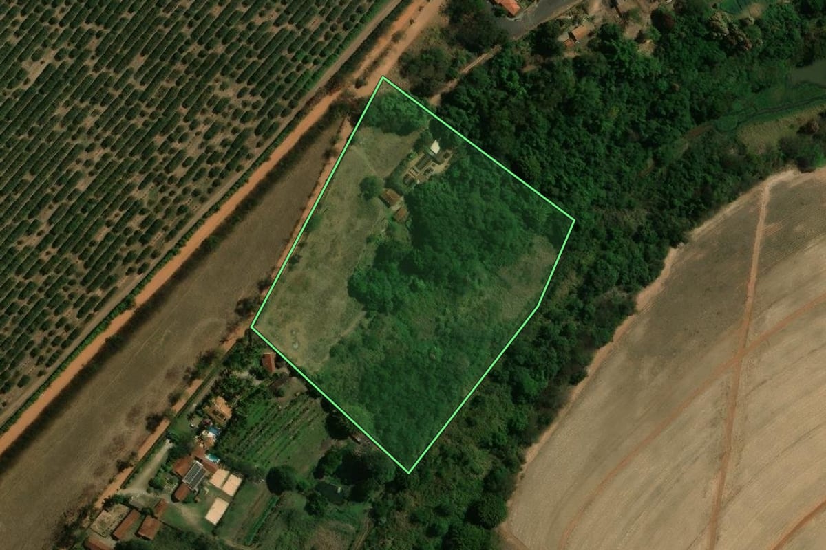 Imagem de satélite do imóvel rural em Bebedouro (SP), com o contorno declarado no CAR desenhado por cima.