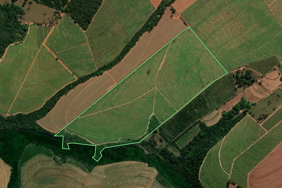 Imagem de satélite do imóvel rural em Bebedouro (SP), com o contorno declarado no CAR desenhado por cima.