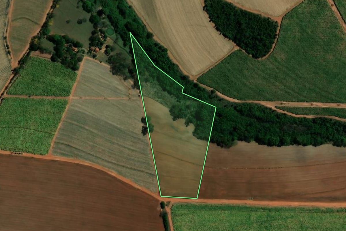 Imagem de satélite do imóvel rural em Bebedouro (SP), com o contorno declarado no CAR desenhado por cima.