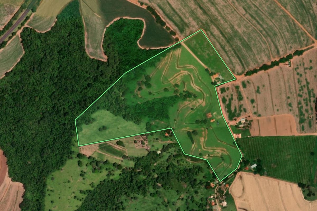 Imagem de satélite do imóvel rural em Bebedouro (SP), com o contorno declarado no CAR desenhado por cima.