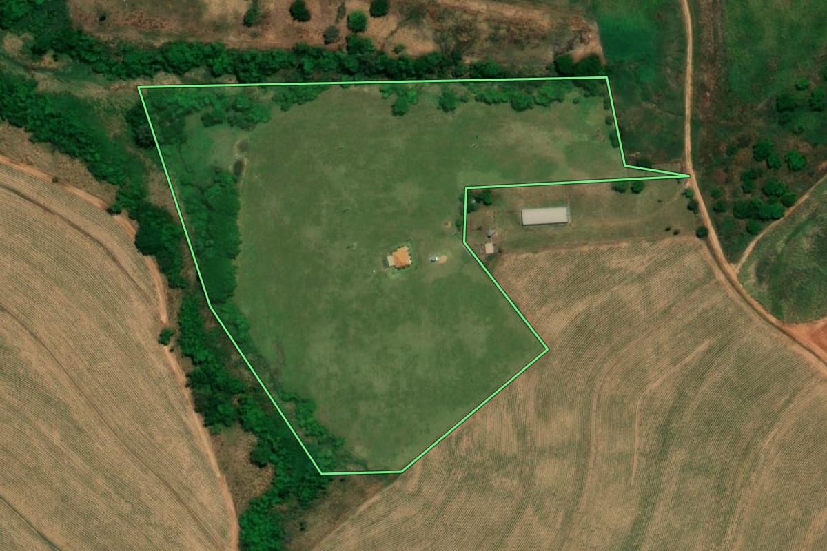 Imagem de satélite do imóvel rural em Bebedouro (SP), com o contorno declarado no CAR desenhado por cima.