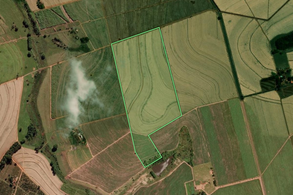 Imagem de satélite do imóvel rural em Bebedouro (SP), com o contorno declarado no CAR desenhado por cima.