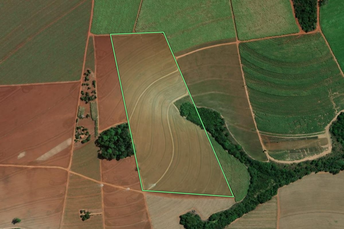 Imagem de satélite do imóvel rural em Bebedouro (SP), com o contorno declarado no CAR desenhado por cima.
