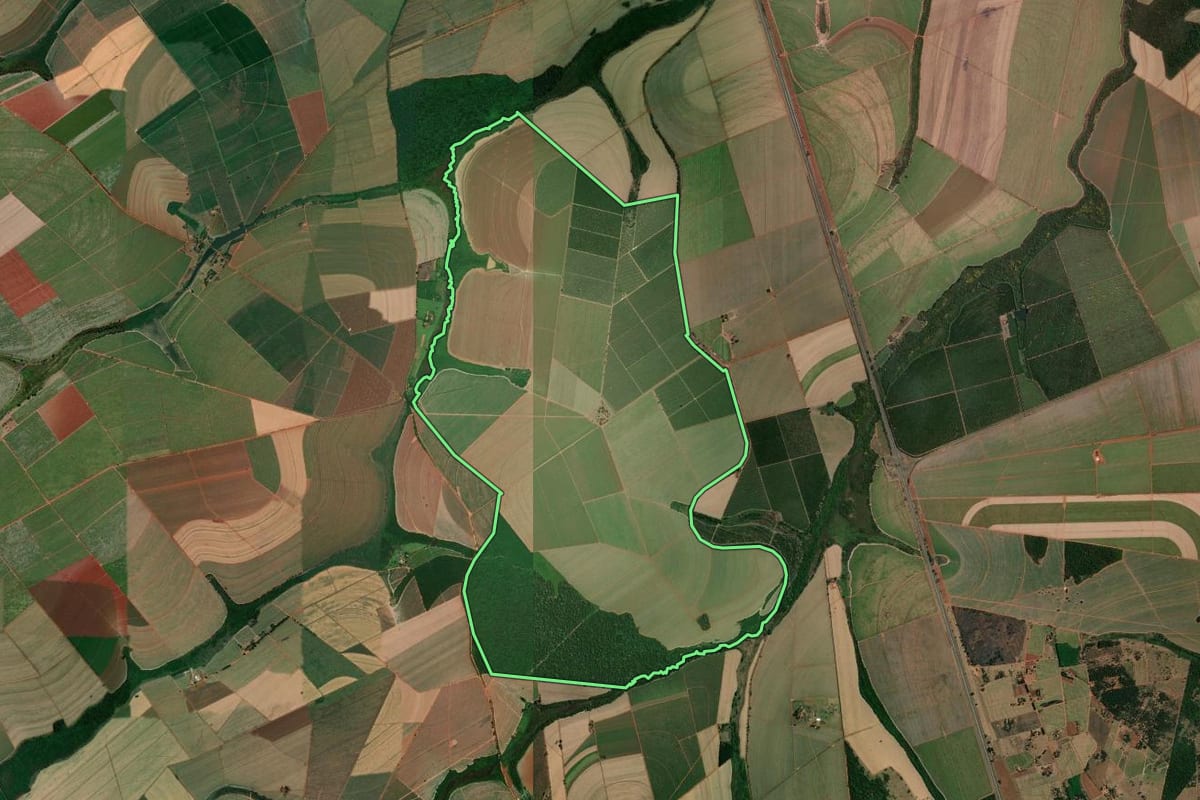 Imagem de satélite do imóvel rural em Bebedouro (SP), com o contorno declarado no CAR desenhado por cima.