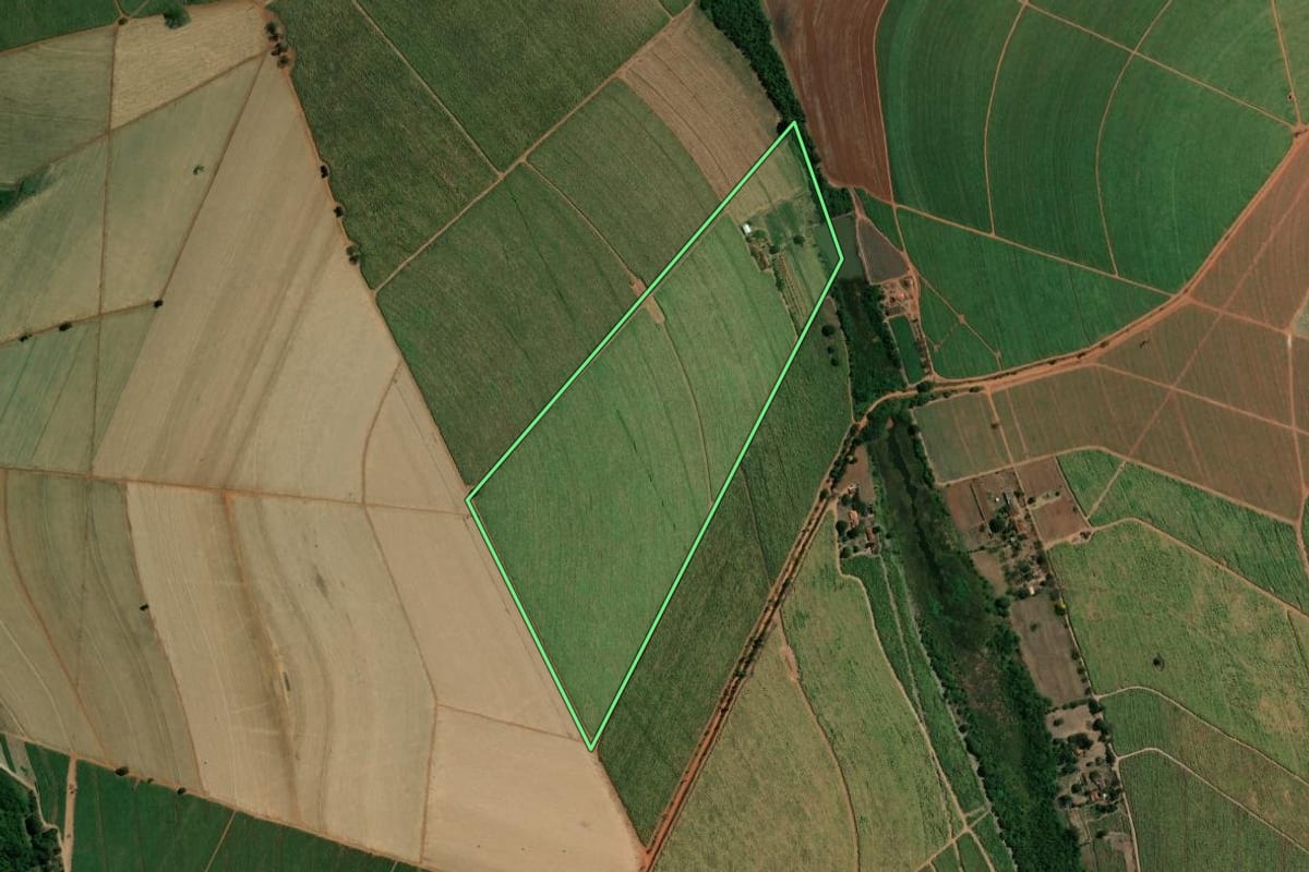 Imagem de satélite do imóvel rural em Bebedouro (SP), com o contorno declarado no CAR desenhado por cima.