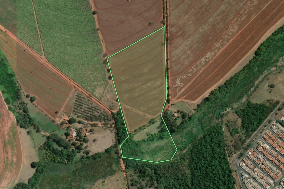 Imagem de satélite do imóvel rural em Bebedouro (SP), com o contorno declarado no CAR desenhado por cima.