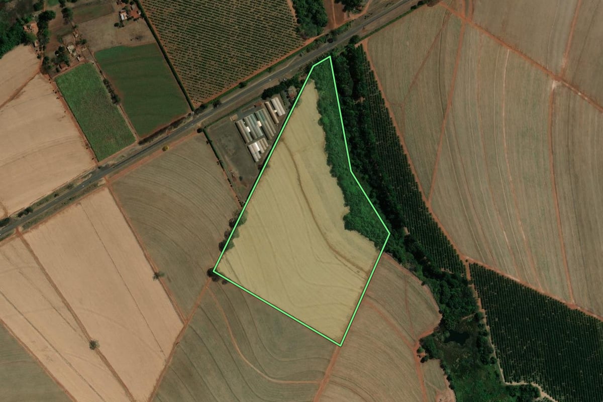 Imagem de satélite do imóvel rural em Bebedouro (SP), com o contorno declarado no CAR desenhado por cima.