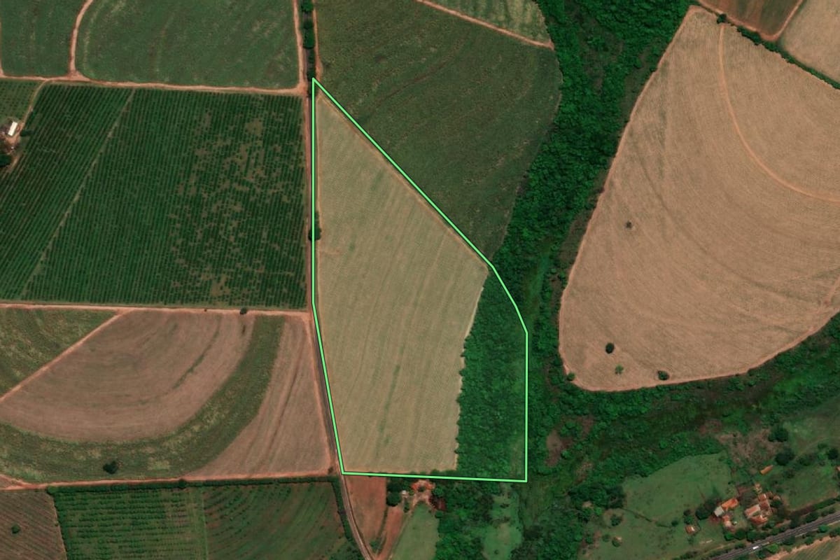Imagem de satélite do imóvel rural em Bebedouro (SP), com o contorno declarado no CAR desenhado por cima.