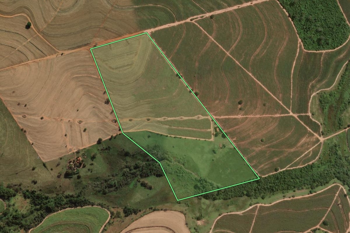 Imagem de satélite do imóvel rural em Bento de Abreu (SP), com o contorno declarado no CAR desenhado por cima.