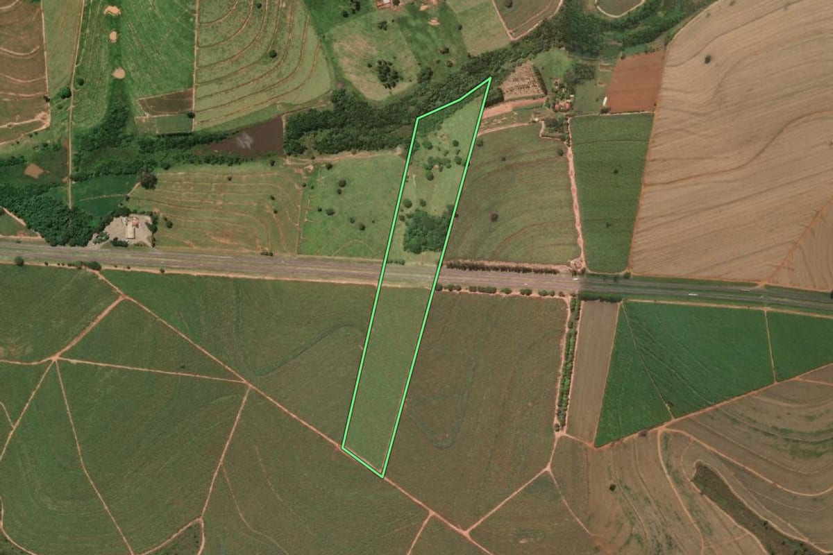 Imagem de satélite do imóvel rural em Bento de Abreu (SP), com o contorno declarado no CAR desenhado por cima.