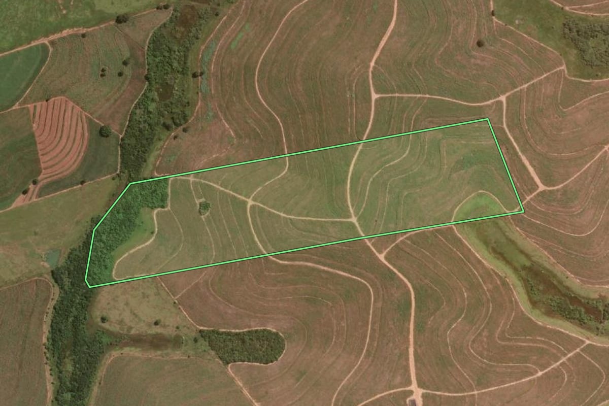 Imagem de satélite do imóvel rural em Bento de Abreu (SP), com o contorno declarado no CAR desenhado por cima.