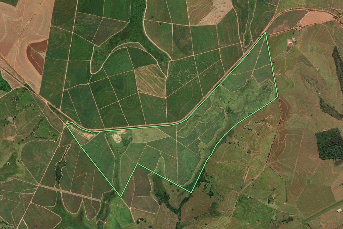 Imagem de satélite do imóvel rural em Bento de Abreu (SP), com o contorno declarado no CAR desenhado por cima.