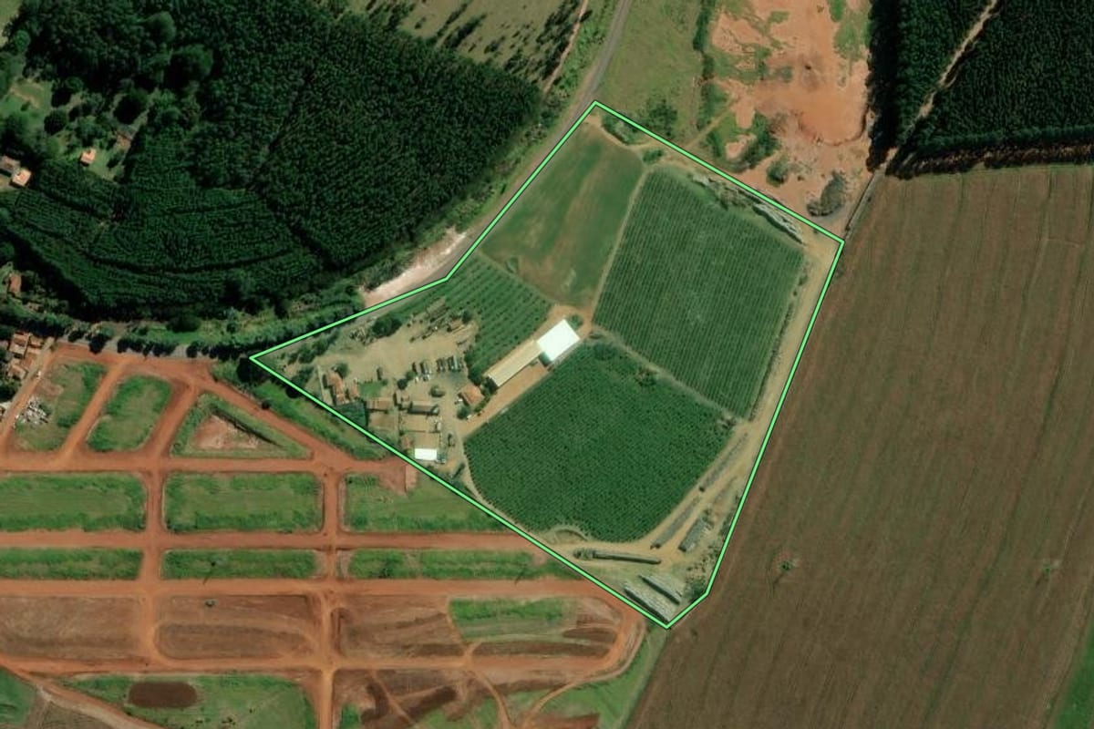 Imagem de satélite do imóvel rural em Bernardino de Campos (SP), com o contorno declarado no CAR desenhado por cima.