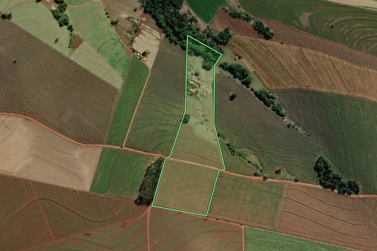 Imagem de satélite do imóvel rural em Bernardino de Campos (SP), com o contorno declarado no CAR desenhado por cima.