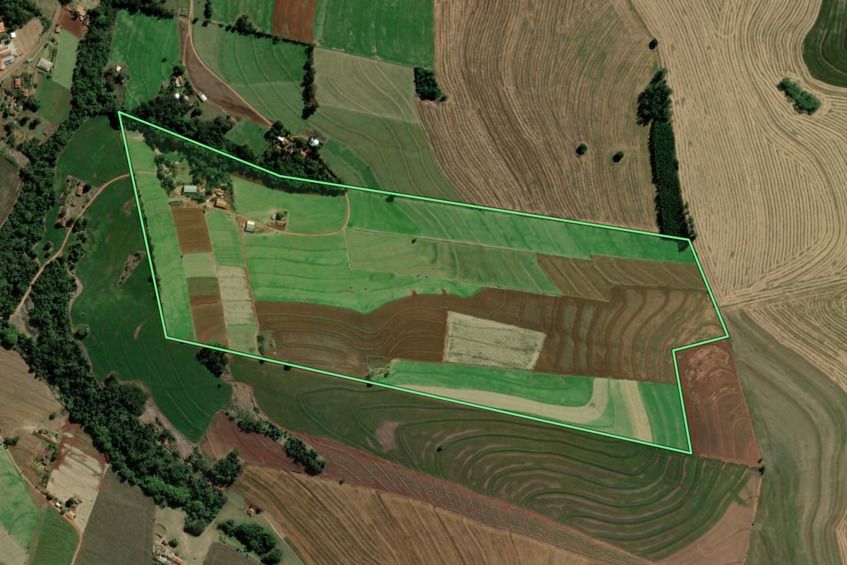 Imagem de satélite do imóvel rural em Bernardino de Campos (SP), com o contorno declarado no CAR desenhado por cima.