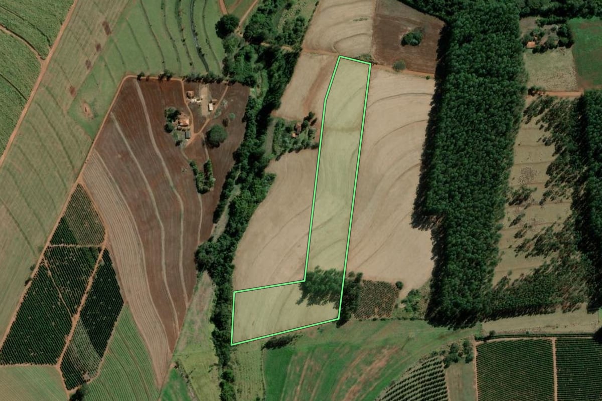 Imagem de satélite do imóvel rural em Bernardino de Campos (SP), com o contorno declarado no CAR desenhado por cima.
