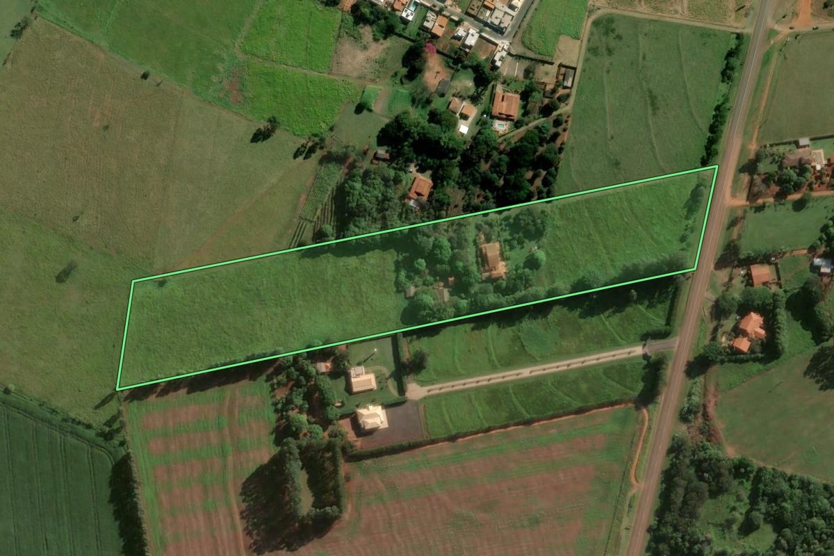 Imagem de satélite do imóvel rural em Bernardino de Campos (SP), com o contorno declarado no CAR desenhado por cima.