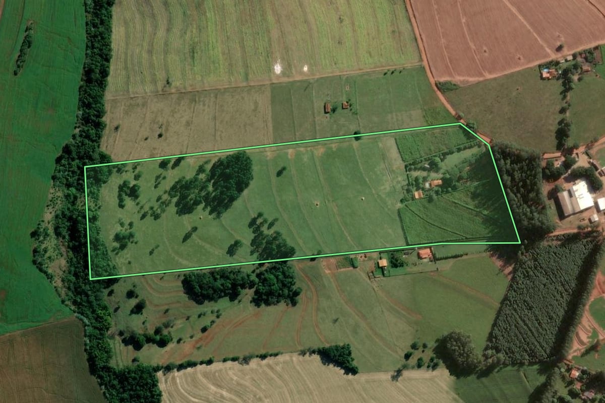 Imagem de satélite do imóvel rural em Bernardino de Campos (SP), com o contorno declarado no CAR desenhado por cima.