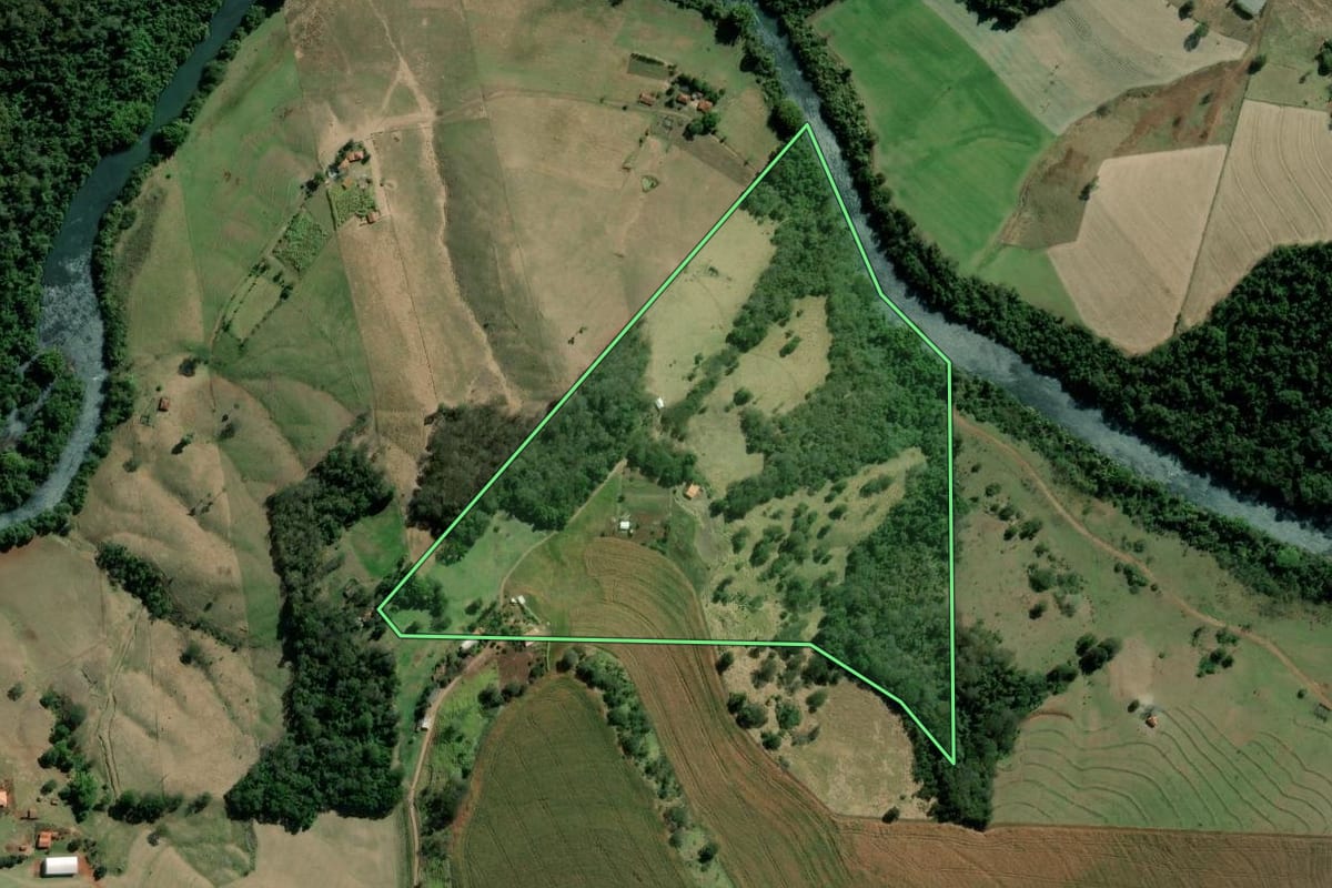 Imagem de satélite do imóvel rural em Bernardino de Campos (SP), com o contorno declarado no CAR desenhado por cima.