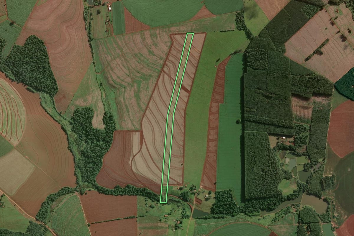 Imagem de satélite do imóvel rural em Bernardino de Campos (SP), com o contorno declarado no CAR desenhado por cima.