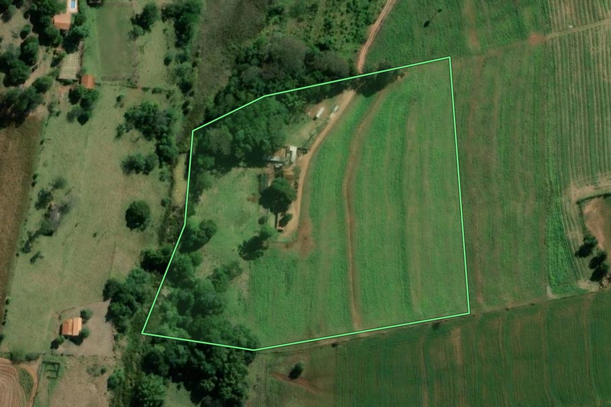 Imagem de satélite do imóvel rural em Bernardino de Campos (SP), com o contorno declarado no CAR desenhado por cima.